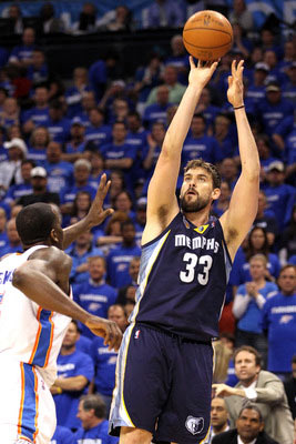 仅一夜加盟湖人，22+20内线震撼登场，雷迪克向詹姆斯提出2个要求.